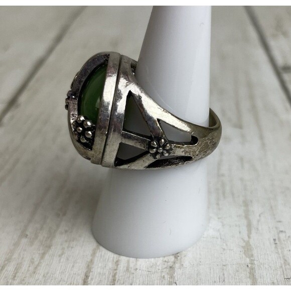 Floral Peace Ring Size 8 Green Stone Silver Tone Sz 7.5 - Picture 5 of 11